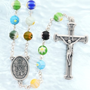 Chapelet sur chaine grains rond en verre style murano Ø 8 mm, croix en métal avec Christ. Longueur jusqu'au cœur 40 cm.