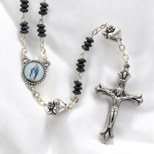 Chapelet grains en hématite H. 5mm avec pater métal de EX-VOTO avec croix métal livre en boite