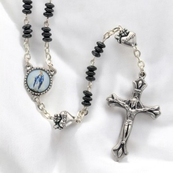 Chapelet grains en hématite H. 5mm avec pater métal de EX-VOTO avec croix métal livre en boite