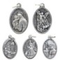 Médaille en métal couleur argentée forme ovale H. 2,2 cm. Plusieurs saints