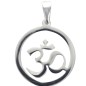 Pendentif symbole OM en acier inoxydable couleur argentée, H. 3.3 cm.