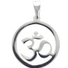 Pendentif symbole OM en acier inoxydable couleur argentée, H. 3.3 cm.