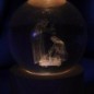 Boule sur socle en bois avec nativité gravée au laser et lumière LED. Hauteur 9 cm..