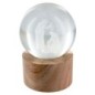 Boule sur socle en bois avec nativité gravée au laser et lumière LED. Hauteur 9 cm..