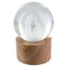 Boule sur socle en bois avec nativité gravée au laser et lumière LED. Hauteur 9 cm..