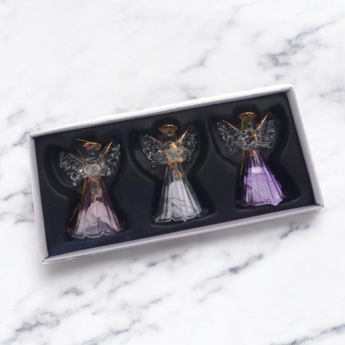 Ange en verre coloré avec ailes dorées, symbole doré et clochette. H. 7 cm. Série de 3 modèles assortis.