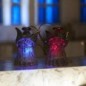 Ange en verre lumineux LED, robe torsadée avec reflets multicolores. H. 7 cm. Série de 4 anges assortis. Livrés en boîte.