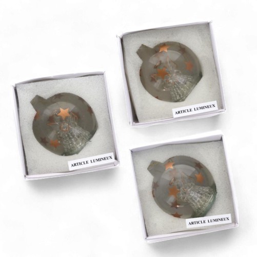 Ange en verre avec robe lumineuse LED tournante, dans boule en verre décorée Ø 8 cm. Série de 3 boules assorties.