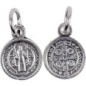 Medaille metal couleur argentee de saint Benoit, plusieurs tailles.