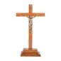 Crucifix bois marron vernis avec Christ métal bronzé sur socle