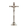 Crucifix forme carrée métal couleur argentée sur socle avec Christ - H. 10 cm..