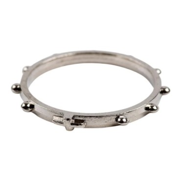 Dizainier bague métal couleur argentée avec petite croix relief..