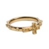 Dizainier bague en métal doré avec croix en relief (largeur 7 mm) – Disponible en 3 tailles.