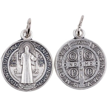 Medaille metal couleur argentee de saint Benoit, plusieurs tailles.