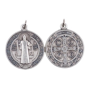 Medaille metal couleur argentee de saint Benoit, plusieurs tailles.