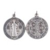 Medaille metal couleur argentee de saint Benoit, plusieurs tailles.