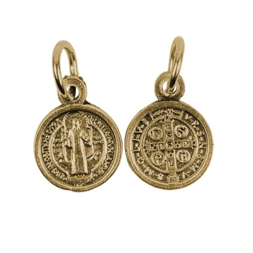 Medaille metal couleur doreee de saint Benoit, plusieurs tailles.