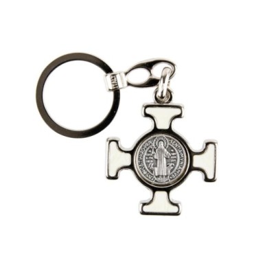 Porte-clés en métal argenté, en forme de croix de Saint Benoît émaillée plusieurs couleurs – Hauteur 4 cm..