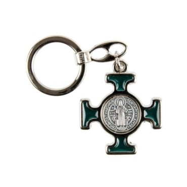 Porte-clés en métal argenté, en forme de croix de Saint Benoît émaillée plusieurs couleurs – Hauteur 4 cm..