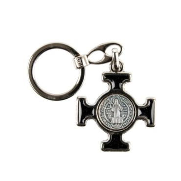 Porte-clés en métal argenté, en forme de croix de Saint Benoît émaillée plusieurs couleurs – Hauteur 4 cm..