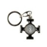 Porte-clés en métal argenté, en forme de croix de Saint Benoît émaillée plusieurs couleurs – Hauteur 4 cm..