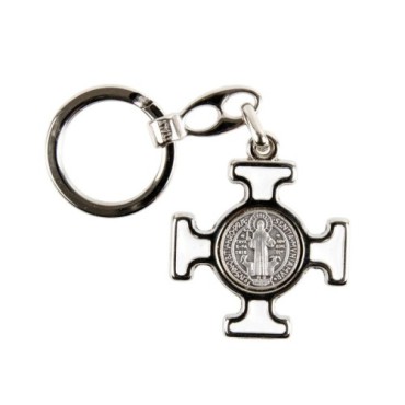 Porte-clés en métal argenté, en forme de croix de Saint Benoît émaillée plusieurs couleurs – Hauteur 4 cm..