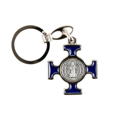 Porte-clés en métal argenté, en forme de croix de Saint Benoît émaillée plusieurs couleurs – Hauteur 4 cm..