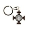 Porte-clés en métal argenté, en forme de croix de Saint Benoît émaillée plusieurs couleurs – Hauteur 4 cm..