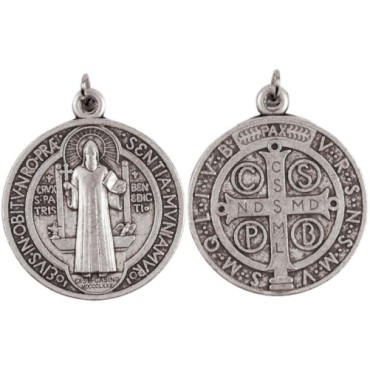 Medaille metal couleur argentee de saint Benoit, plusieurs tailles.