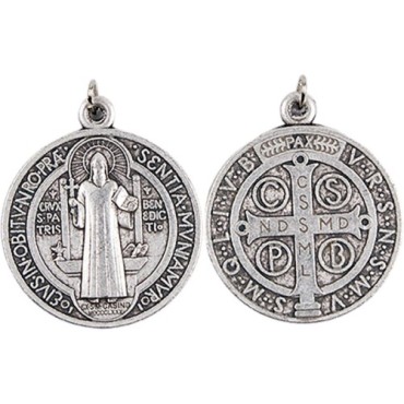 Medaille metal couleur argentee de saint Benoit, plusieurs tailles.