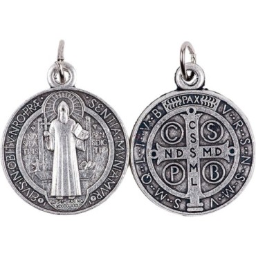 Medaille metal couleur argentee de saint Benoit, plusieurs tailles.