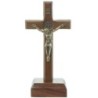 Croix de saint Benoît en bois, sur socle, avec Christ en doré antique. Disponible en plusieurs tailles.
