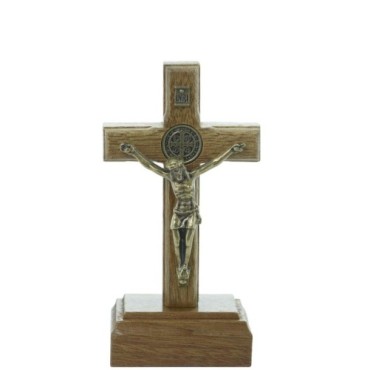 Croix de saint Benoît en bois, sur socle, avec Christ en doré antique. Disponible en plusieurs tailles.