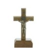 Croix de saint Benoît en bois, sur socle, avec Christ en doré antique. Disponible en plusieurs tailles.