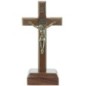 Croix de saint Benoît en bois, sur socle, avec Christ en doré antique. Disponible en plusieurs tailles.