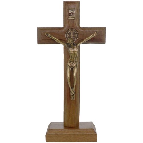 Crucifix de Saint Benoit a poser ou a suspendre en bois avec Christ en dore antique. Existe en plusieurs tailles.