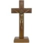 Crucifix de Saint Benoit a poser ou a suspendre en bois avec Christ en dore antique. Existe en plusieurs tailles.