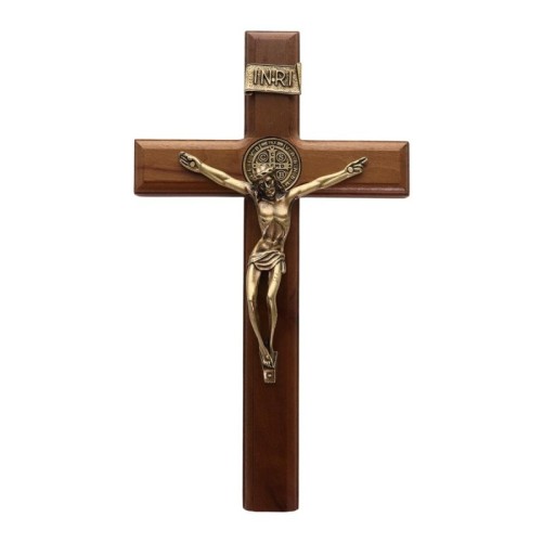 Crucifix de Saint Benoit a poser ou a suspendre en bois avec Christ en dore antique. Existe en plusieurs tailles.