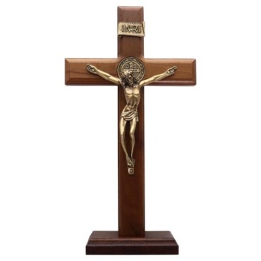 Crucifix de Saint Benoit a poser ou a suspendre en bois avec Christ en dore antique. Existe en plusieurs tailles.