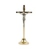 Crucifix forme carrée métal couleur dorée sur socle avec Christ couleur argentée - H. 10 cm..