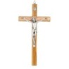 Crucifix en bois d´olivier avec Christ en métal couleur argentée.