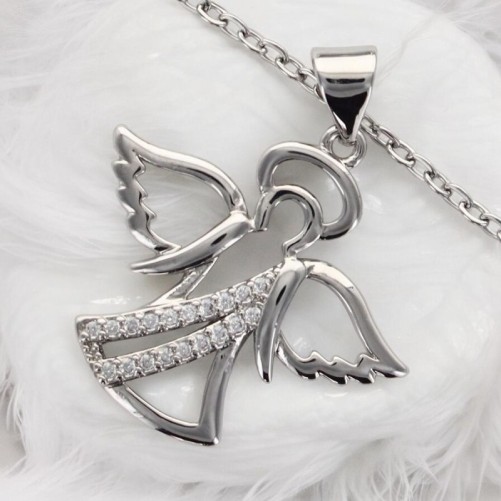 Collier avec chaine L-45 cm r--glable jusqu'-- 50cm avec ange strass H-2 cm en acier inoxydable argent--- livr--e en pochette-