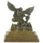 Statue de saint Michel en métal, couleur doré antique, sur socle en bois. Hauteur : 5,5 cm...