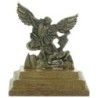 Statue de saint Michel en métal, couleur doré antique, sur socle en bois. Hauteur : 5,5 cm...