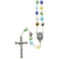 Chapelet sur chaine grains rond en verre style murano Ø 8 mm, croix en métal avec Christ. Longueur jusqu'au cœur 40 cm.