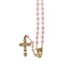 Chapelet grains quartz rose, Ø 7 mm, chaine couleur dorée, longueur au cœur 32 cm, croix avec Christ. Livré en boite..