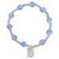 Bracelet dizainier sur élastique pour enfant avec grains œil de chat Ø 6 mm et médaille en métal de la Vierge Miraculeuse.