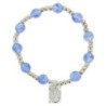 Bracelet dizainier sur élastique pour enfant avec grains œil de chat Ø 6 mm et médaille en métal de la Vierge Miraculeuse.