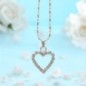 Collier avec chaine couleur argentée L. 45 cm, cœur en pierres OZ couleur assortie H. 1,5 cm.