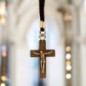 Croix de cou épaisse en bois avec Christ métal H.3 cm, cordon marron..